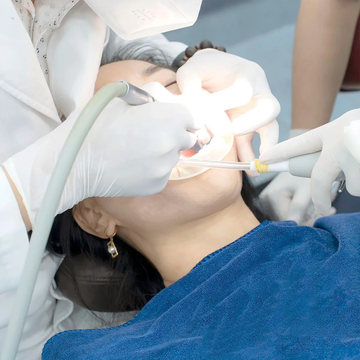 Quy trình bọc sứ tại Dentos được thực hiện bởi đội ngũ bác sĩ CKII tay nghề cao